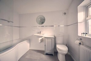 Badekar, hårtørrer, håndklæder