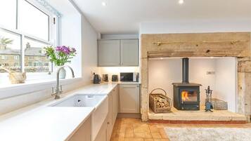 Fridge, microwave, stovetop, dishwasher