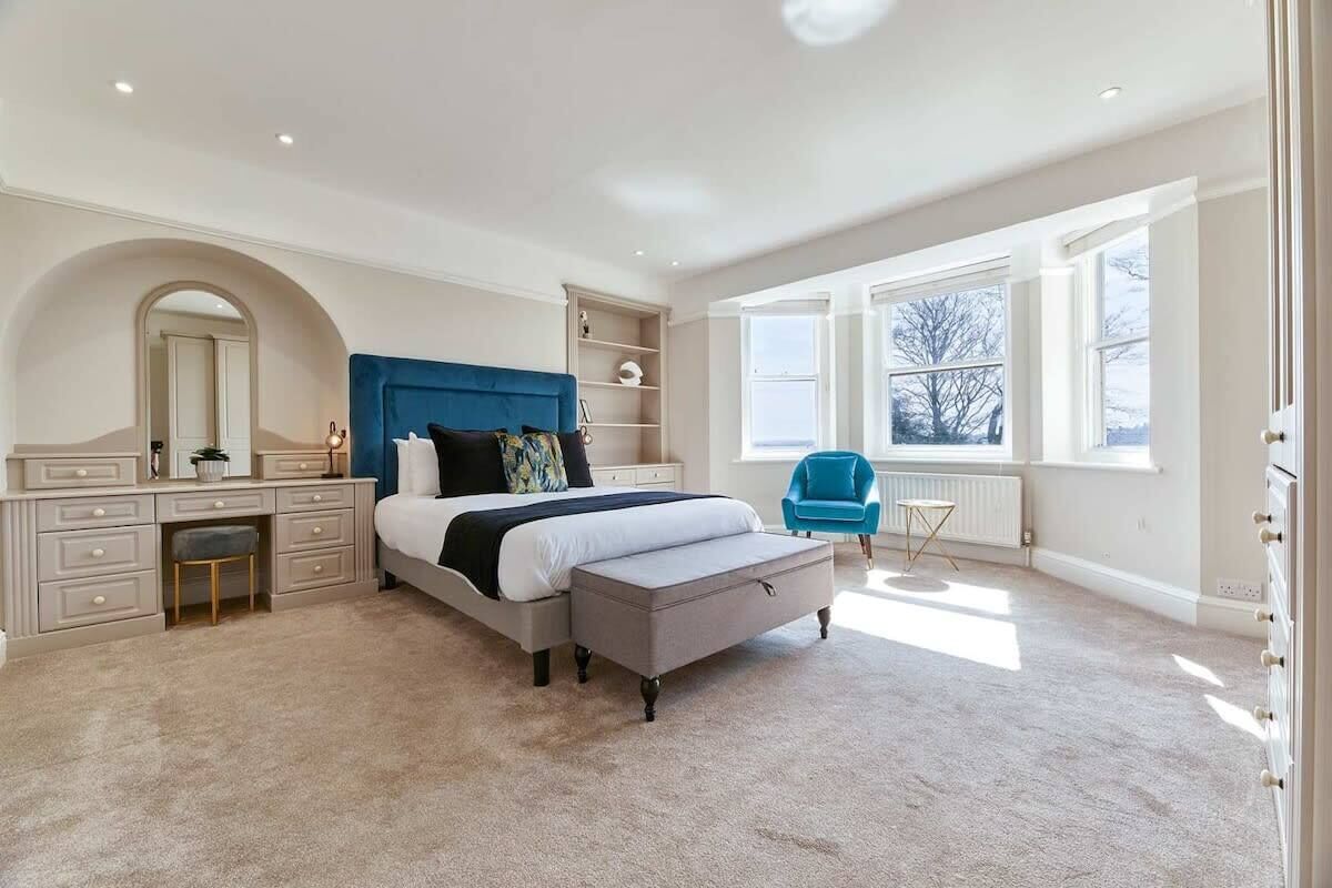 5 bedrooms, iron/ironing board, WiFi, bed sheets