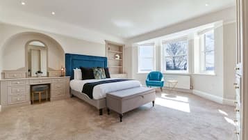 5 bedrooms, iron/ironing board, WiFi, bed sheets