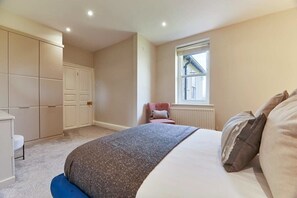 5 slaapkamers, een strijkplank/strijkijzer, wifi, beddengoed