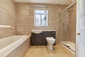 Douche, sèche-cheveux, serviettes fournies, shampoing