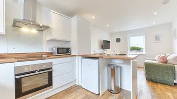 Jääkaappi, mikroaaltouuni, uuni, liesi