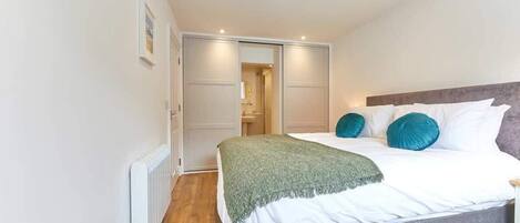 1 Schlafzimmer, BĂŒgeleisen/BĂŒgelbrett, WLAN, BettwĂ€sche