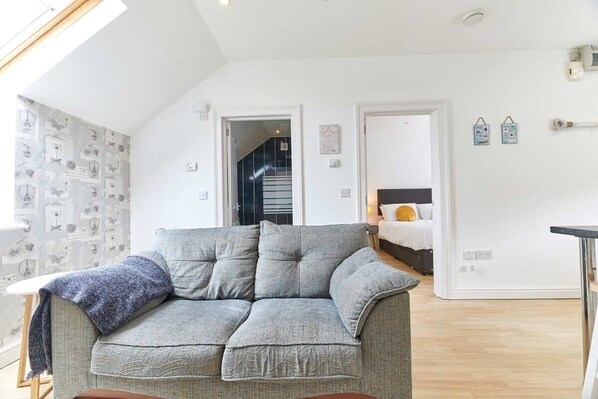 TV - Host & Stay | Seafarers (Seahouses)