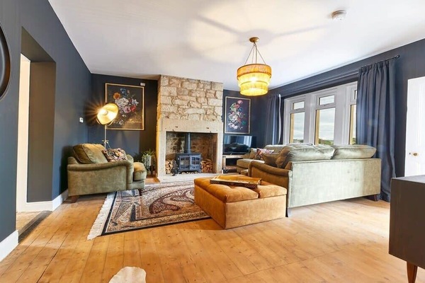 TV, peis og kontorer