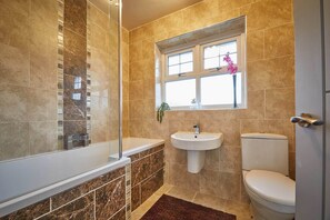 Bathtub, hair dryer, towels - Host & Stay | Stonehaven (Seaton Carew)