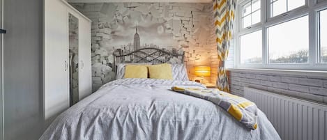 4 bedrooms, iron/ironing board, WiFi, bed sheets