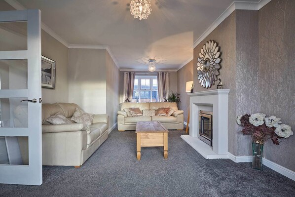 Smart TV, fireplace, books, offices