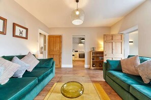 Flat-screen TV, fireplace