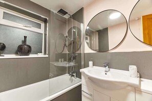 Bathtub, hair dryer, towels - Host & Stay | The Blacksmiths (Morpeth)