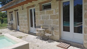 A stone building with a pool, outdoor seating, and a pergola. - cottage swimming pool 8km st emilion (sainte terre)