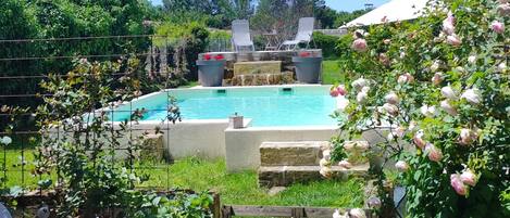 Una piscina al aire libre