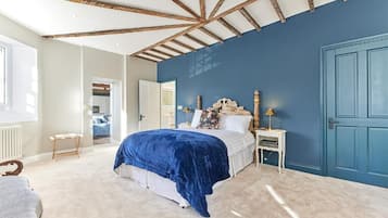 4 bedrooms, iron/ironing board, free WiFi, bed sheets