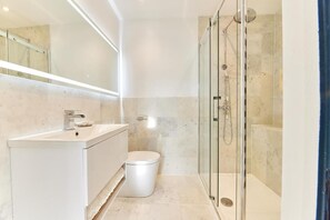 Bathtub, hair dryer, towels - Host & Stay | The Old Workhouse (Alnwick)