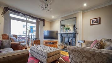 Télévision, cheminée, livres, chaßne hi-fi