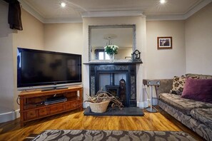 Fernseher, Kamin, Bücher, Stereoanlage