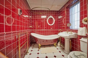 Badekar, hårføner, håndklær og sjampo