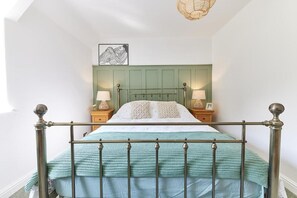 2 bedrooms, desk, iron/ironing board, WiFi