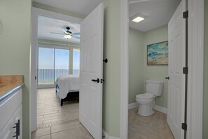 Tina con regadera, toallas, jabón, shampoo 