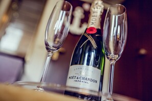 Superior driepersoonskamer, uitzicht op rivier | Een kluis op de kamer, een bureau, verduisterende gordijnen, beddengoed