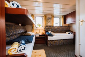 Een kluis op de kamer, een bureau, verduisterende gordijnen, beddengoed