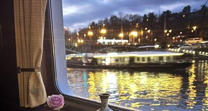 River Hotel