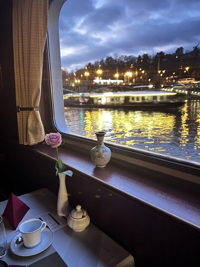 River Hotel