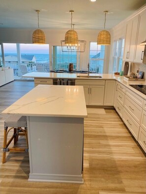 House, 5 Bedrooms | Private kitchen | Fridge, microwave, oven, stovetop