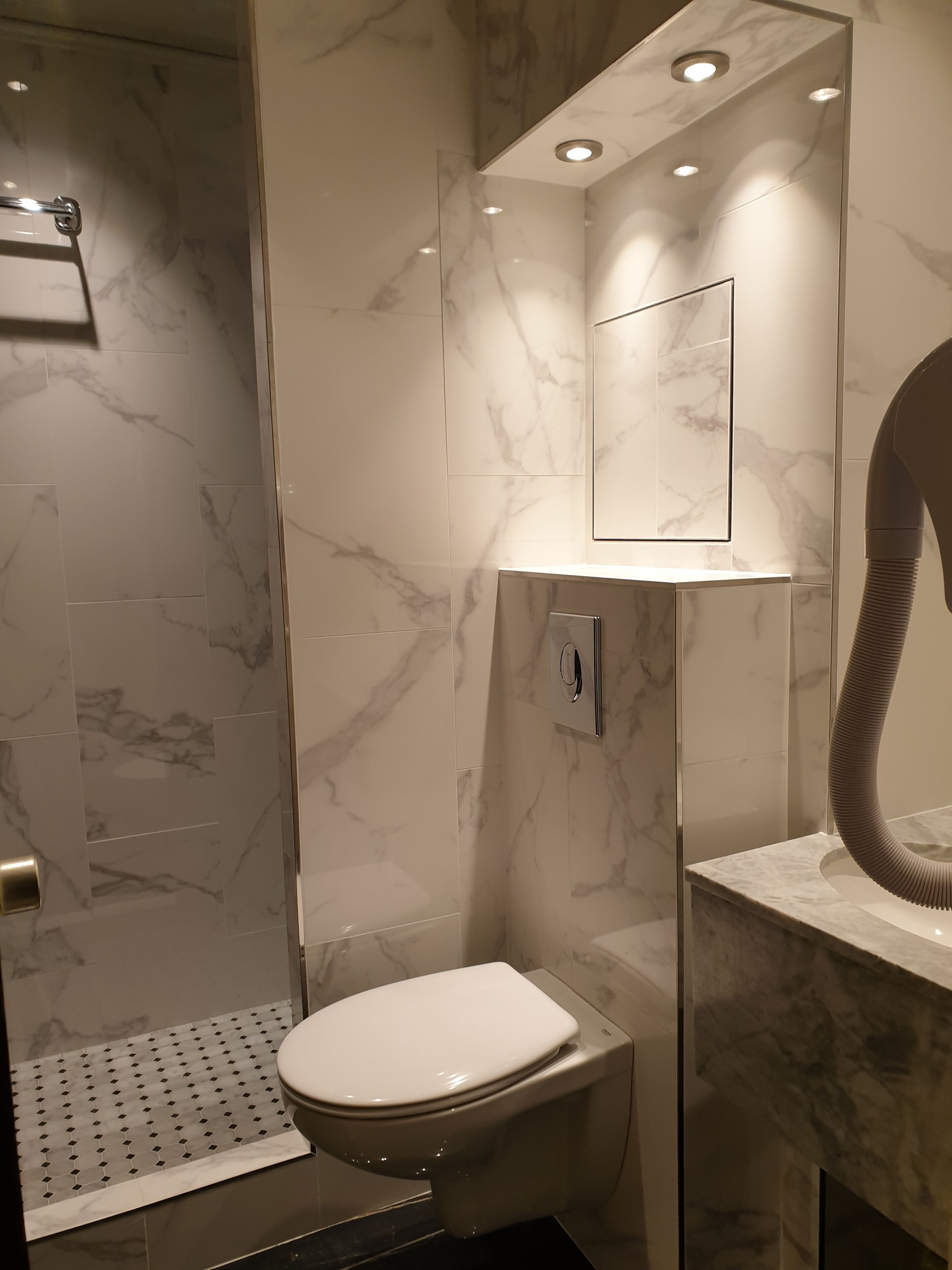 Chambre Triple Classique | Salle de bain | Articles de toilette gratuits, sèche-cheveux, serviettes fournies, savon