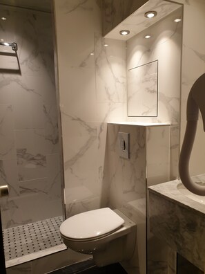 Classic Triple Room | Bathroom | Free toiletries, hair dryer, towels, soap - Hôtel Félicité (Paris)