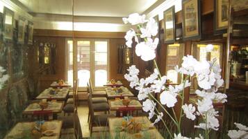 Dagelijks continentaal ontbijt (EUR 9.5 per persoon)