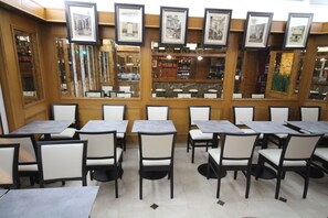 Dagelijks continentaal ontbijt (EUR 9.5 per persoon)