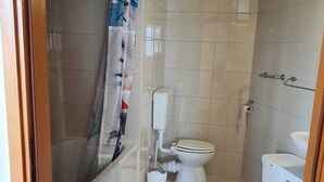 A bathroom with a bathtub, toilet, and sink. - Romantic comfortable apartment (Trogir)