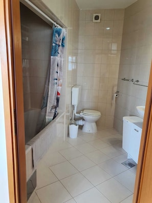 A bathroom with a bathtub, toilet, and sink. - Romantic comfortable apartment (Trogir)