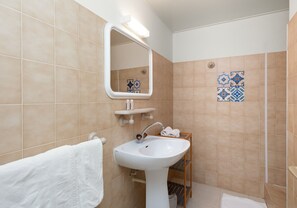 Douche, sèche-cheveux, serviettes fournies, papier toilette