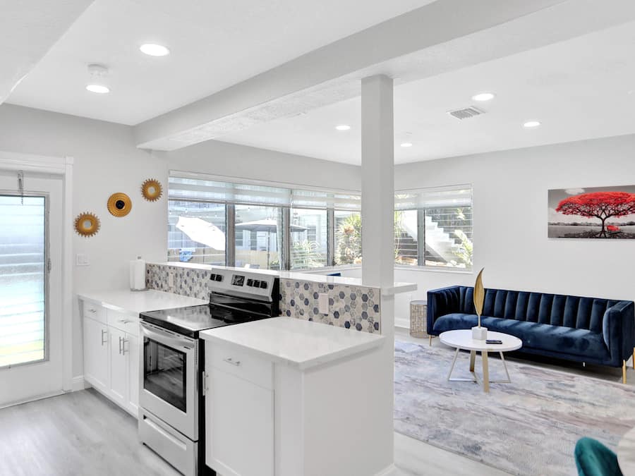 Full-sized fridge, microwave, oven, stovetop