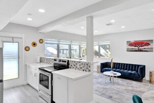 Full-size fridge, microwave, oven, stovetop