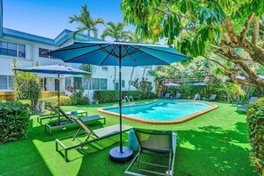 Outdoor pool, pool umbrellas, sun loungers - Bay Harbor Boutique Vacation Rental (Bay Harbor Islands)