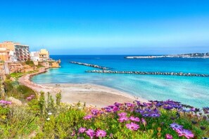 A coastal view with buildings, a pier, and a beach. - Appartamento con terrazza ad Otranto (Otranto)