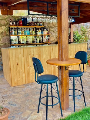 An outdoor bar area with a wooden counter and two chairs. - Vista Garden Datca (Datça)