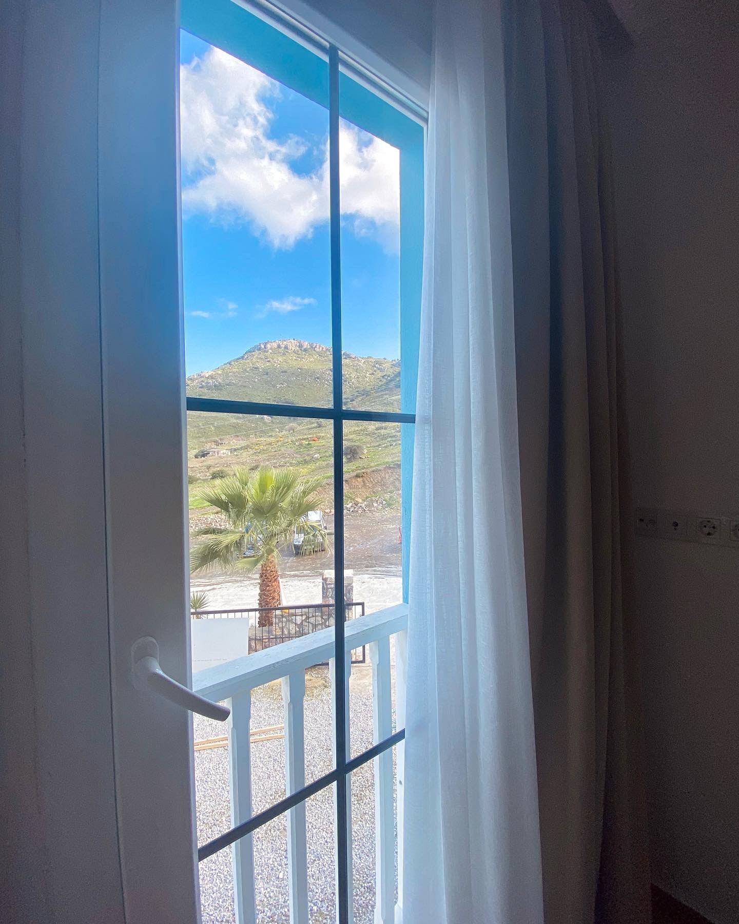 Desk, laptop workspace, free WiFi, bed sheets