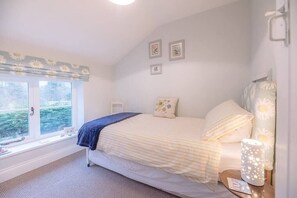 2 bedrooms, iron/ironing board, travel crib, WiFi - 2 Riverside Cottages, Yoxford (Saxmundham)