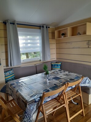 Dining - Mobilhome near Puy du Fou (La Boissière-de-Montaigu)