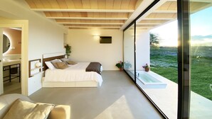 A modern bedroom with a large bed, a bedside table, a mirror, and a view of the outdoors. - Estrellas de Gredos (Arenas de San Pedro)