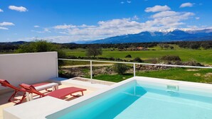 A pool area with a view of a mountainous landscape. - Estrellas de Gredos (Arenas de San Pedro)