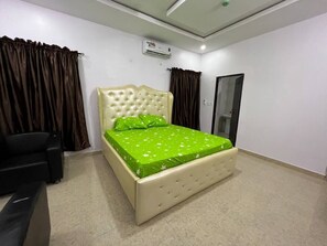 3 Schlafzimmer, Schreibtisch, Bügeleisen/Bügelbrett, Reisekinderbett