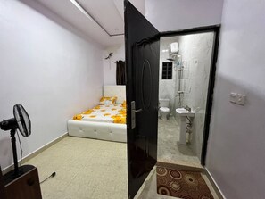 3 quartos, escrivaninha, ferros/tábuas de passar roupa, berço de viagem
