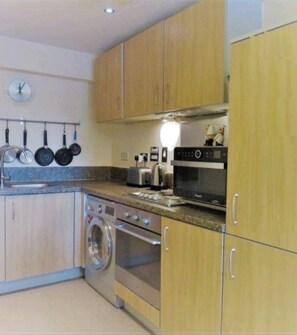 Kühlschrank, Ofen, Herdplatte, Wasserkocher