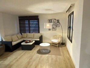 Fernseher, Bücher, Stereoanlage